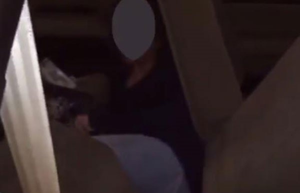 بالفيديو.. لحظة احباط تهريب فتاة اجنبية للسعودية داخل مكان سري في سيارة.. ومصادر توضح التفاصيل