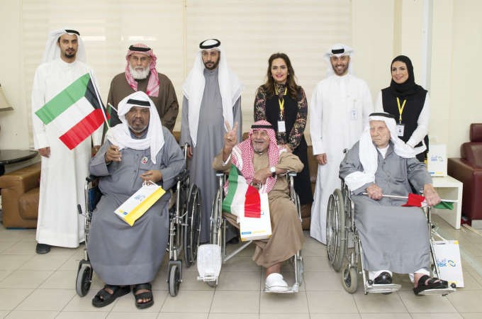 فريق ادارة الاتصالات والعلاقات الخارجية في البنك الاهلي الكويتي اثناء زيارة دار رعاية المسنين