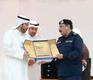 الشيخ عبدالله الاحمد وصياح الهاجري يكرمان عبدالفتاح العلي﻿
