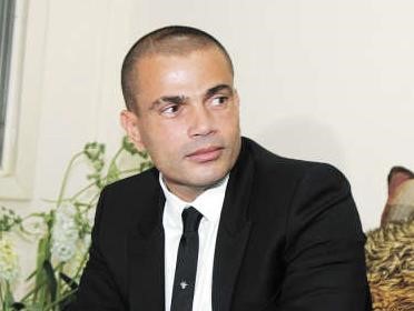 عمرو دياب منزعج.. ويسافر سراً إلى دبي
