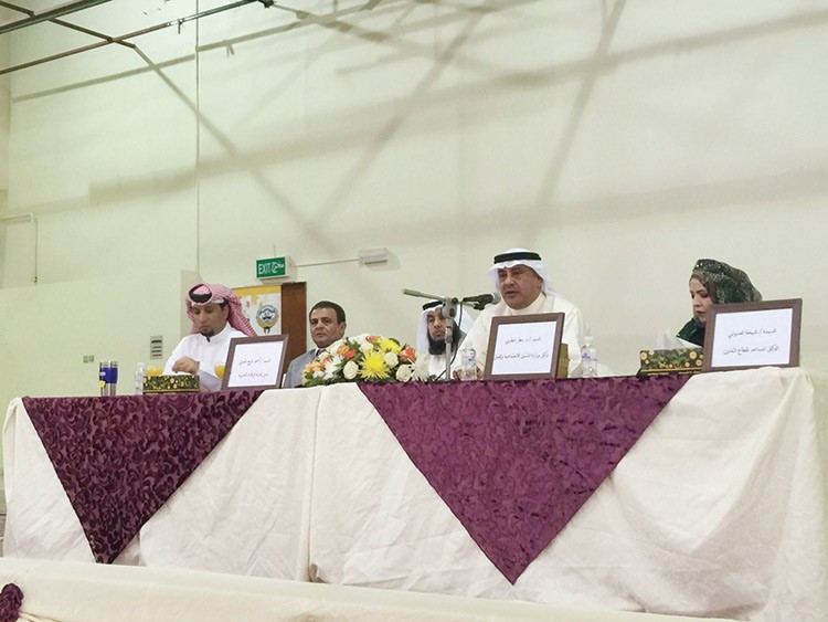 دمطر المطيري وشيخة العدواني خلال الاجتماع