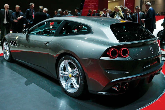 فيراري GTC4Lusso تتألق في معرض جنيف الدولي للسيارات