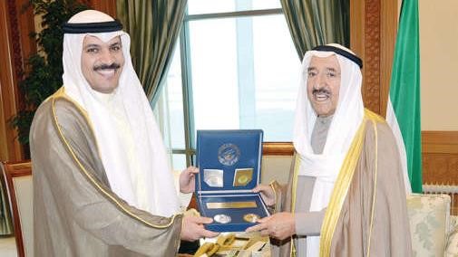 صاحب السمو الامير الشيخ صباح الاحمد متسلما المسكوكات التذكارية من محافظ بنك الكويت المركزي دمحمد الهاشل﻿