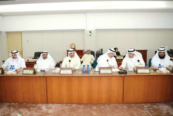 رئيس مجلس الامة مرزوق الغانم وحمود الحمدان وفيصل الكندري وفيصل الشايع ومحمد الجبري وعبدالله المعيوف خلال اجتماع اللجنه المالية امس
