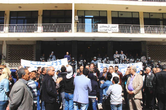 ناشطو حملة بدنا نحاسب خلال اعتصام امام مبنى التفتيش المركزيمحمود الطويل