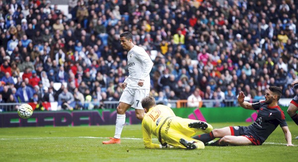 نجم ريال مدريد كريستيانو رونالدو لحظة احرازه هدفه الثالث في مرمى سلتا فيغو رويترز