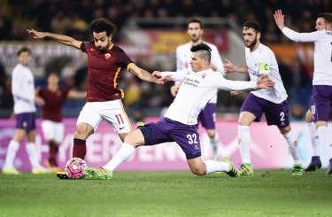 مهاجم روما محمد صلاح يسدد على مرمى فيورنتينا