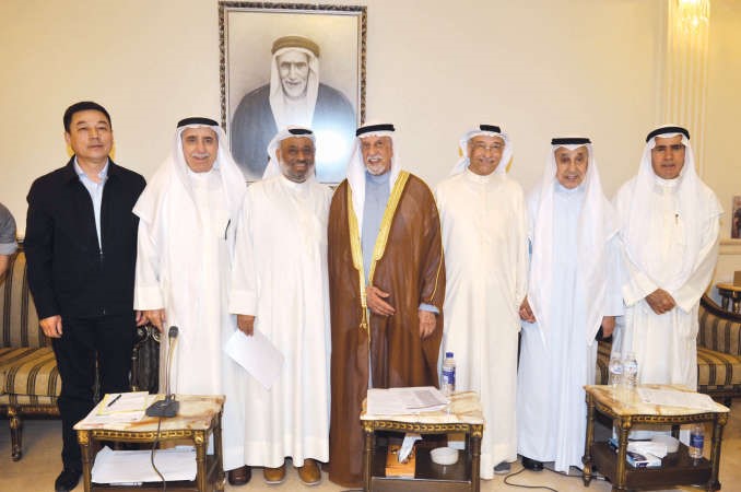 عبدالعزيز الغنام وعبدالعزيز الزايد وعدد من الحضور مع رئيس الوفد الصيني﻿