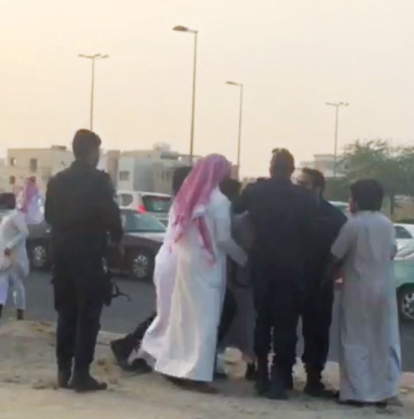 رجال الامن خلال توقيف مستهترين