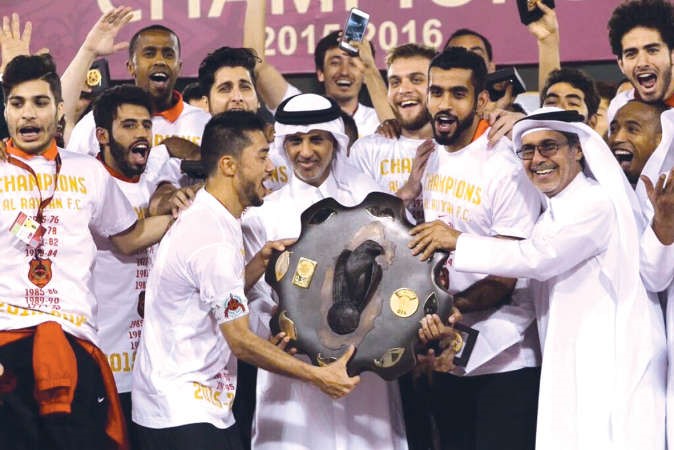 كابتن الريان رودريغو تاباتا يتسلم درع الدوري القطري