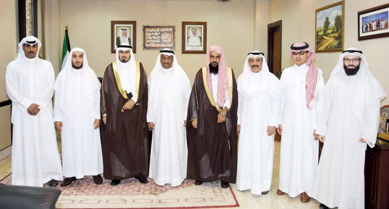 المستشار ضرار العسعوسي ومحمد الزعبي يتوسطان الوفد السعودي ﻿