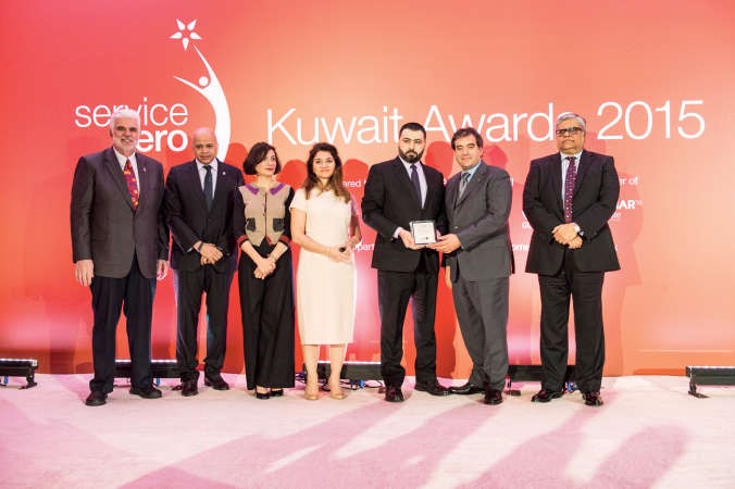 ممثل ميس الغانم يتسلم جائزة المركز الاول في قطاع المطاعم الكاچول 