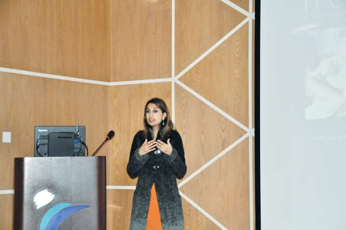 دمريم العوضي متحدثة خلال المحاضرة