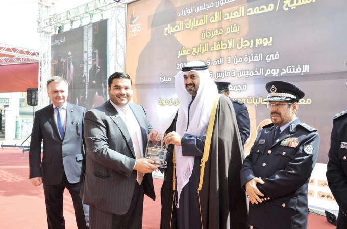 الشيخ محمد العبدالله يسلم نواف ناجيا درع التكريم﻿
