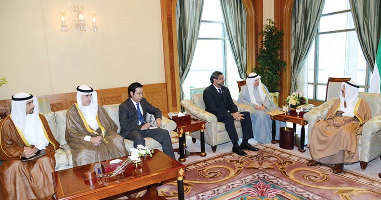 صاحب السمو الامير الشيخ صباح الاحمد مستقبلا وزير البترول والثروة المعدنية الباكستاني شاهد خاقان عباسي بحضور نزارالعدساني