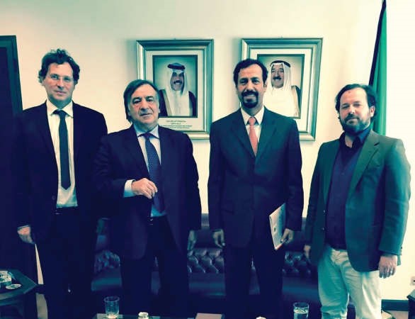 السفير الشيخ علي الخالد خلال لقائه مع عمدة باليرمو والمستشار الثقافي ومدير دار الاوبرا