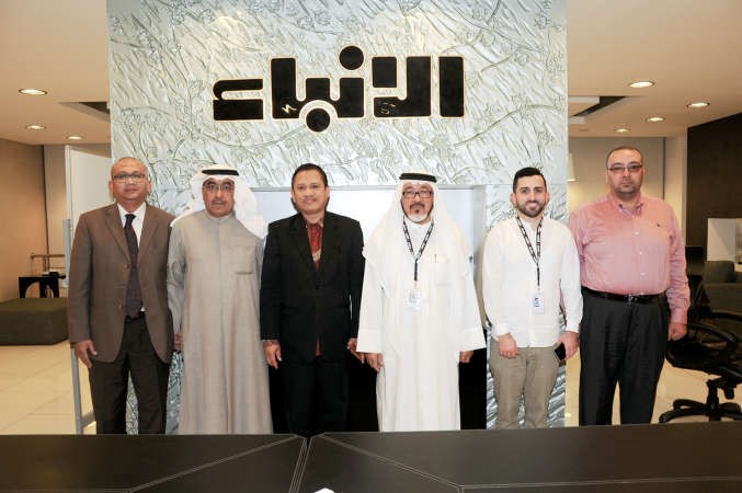 القائم بالاعمال الاندونيسي احمد بستري متوسطا نائب رئيس التحرير الزميل عدنان الراشد ومستشار الادارة العامة الزميل يوسف عبدالرحمن ومدير التحرير الزميل محمد الحسيني والملحق التجاري ايندرا فيصل والزميل اسامة دياب 	﻿