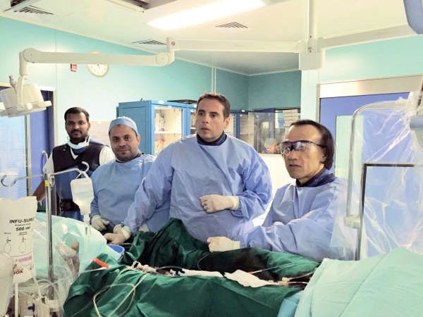 دماشيسي يامان خلال احدى الجراحات﻿