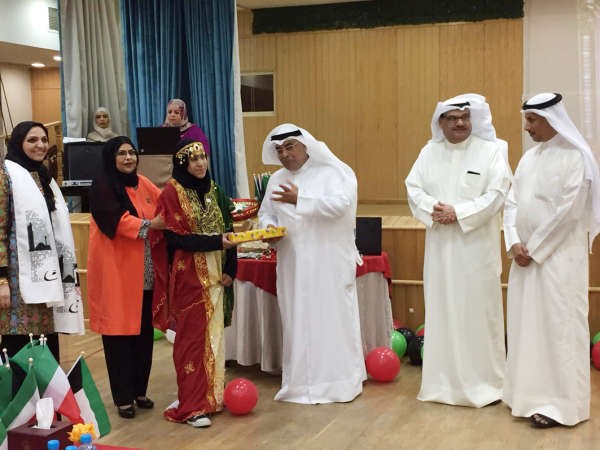 المقصيد يكرم احدى الطالبات