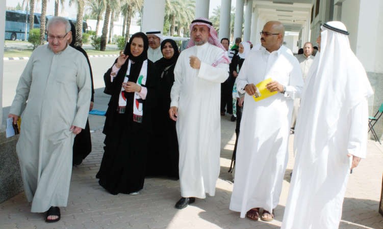 دامثال الحويلة ودمحمد باجودة واعضاء هيئة التدريس المشاركين بالرحلة 