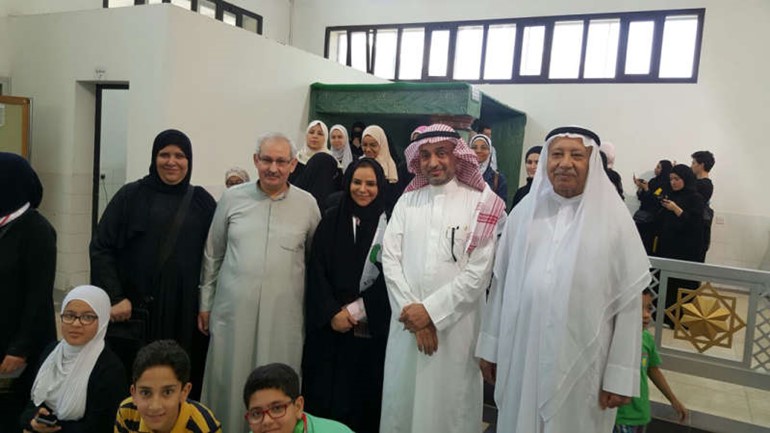 دامثال الحويلة رئيسة اللجنة ودمحمد باجودة مدير مصنع كسوة الكعبة المشرفة والوفد المرافق 