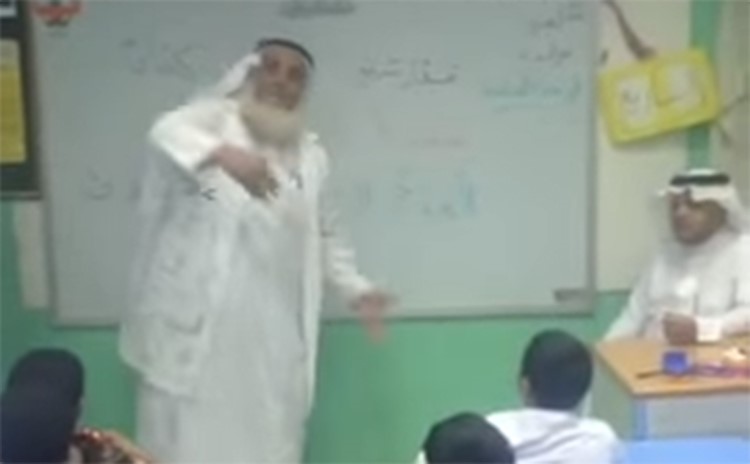 بالفيديو.. معلم سعودي يبتكر طريقة مميزة في شرحه للطلاب.. ومغردون: نحن بحاجة إلى أمثاله 