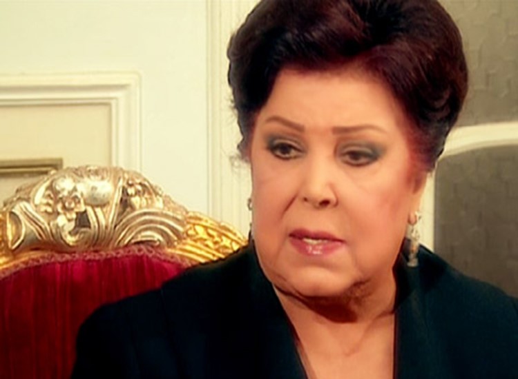 شاهد.. رجاء الجداوي منهارة اثناء تشييع جنازة زوجها