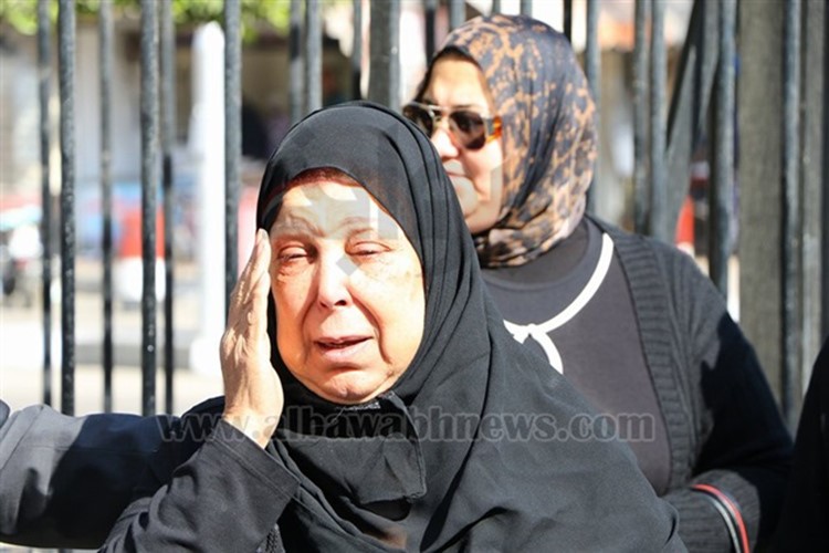شاهد.. رجاء الجداوي منهارة اثناء تشييع جنازة زوجها
