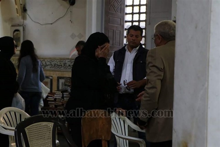 شاهد.. رجاء الجداوي منهارة اثناء تشييع جنازة زوجها