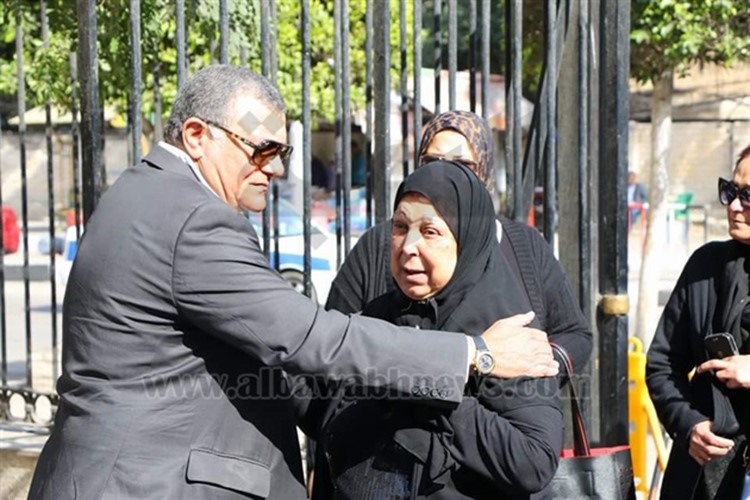 شاهد.. رجاء الجداوي منهارة اثناء تشييع جنازة زوجها