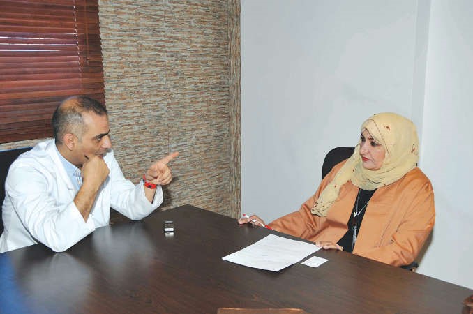 د ماهر العطاري متحدثا الى الزميلة زينب ابوسيدو
