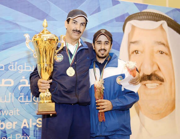 الراميان عبدالله الرشيدي ومحمد الديحاني حاملين جائزتيهما ﻿
