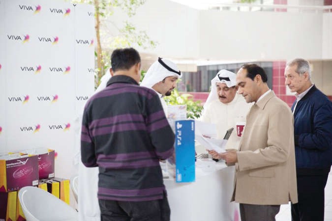فريق VIVA خلال تواجده في مقر الكويتية