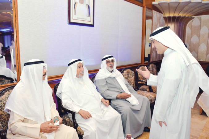  ويتحدث مع بعض كبار السن﻿