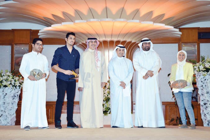 احمد نبيل الفضل متوسطا خالد الروضان وبعض الحضور﻿