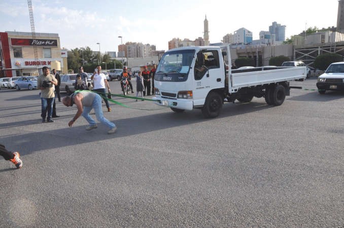 شمشون الكويت خلال سحب السيارات باسنانه	 احمد علي ﻿