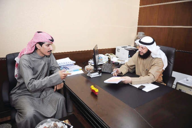 حسين المتروك متحدثا الى الزميل عبدالله الراكان﻿