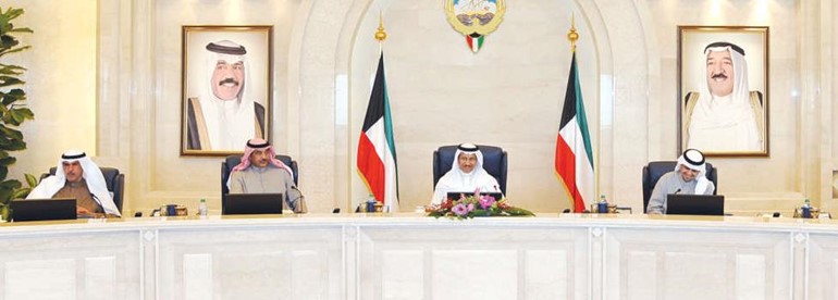 سمو الشيخ جابر المبارك مترئسا اجتماع مجلس الوزراء ويبدو الشيخ صباح الخالد وانس الصالح والشيخ سلمان الحمود