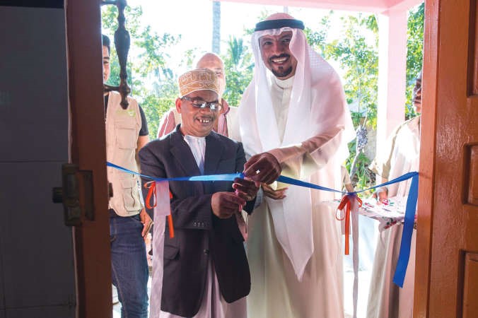 السفير جاسم الناجم يقص شريط افتتاح مشروع مركز دعبدالرحمن السميط في جزيرة بمبا