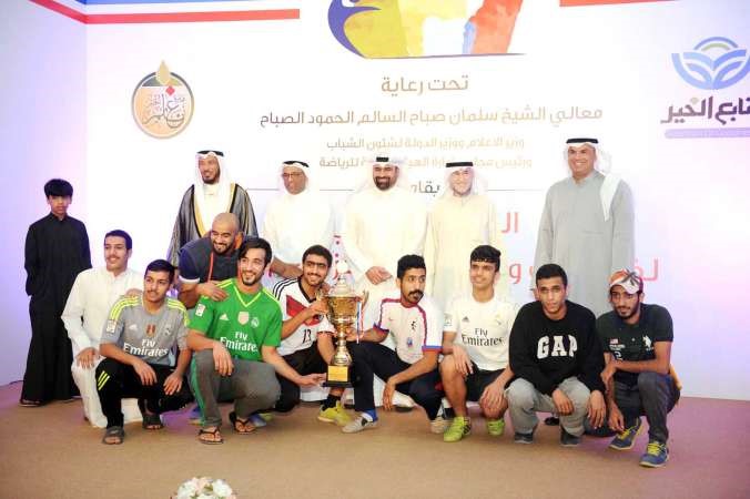 1 دعبدالله المعتوق واحمد الخزعل ومحمد الصقر يتوسطون المكرمين خلال الحفل﻿