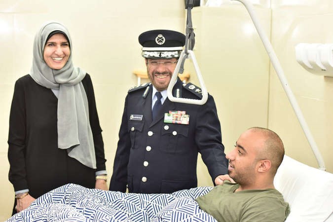 الانصاري يطمئن على حالة العازمي وبرفقته مديرة المستشفى