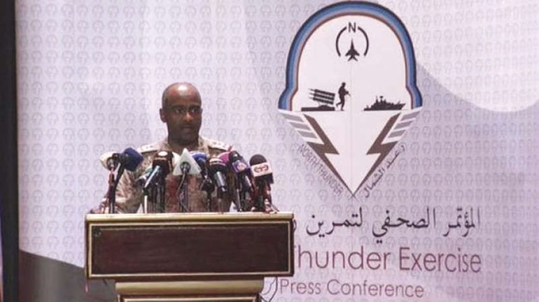 العميد الركن احمد عسيري متحدثا في مؤتمر صحافي بحفر الباطن امس 