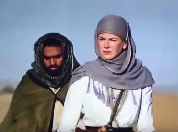 بالفيديو.. مشهد تمثيلي لـ "نيكول كدمان" قادمة إلى حائل وتمتطي جملاً بين الأكثر تداولاً بين المغردين