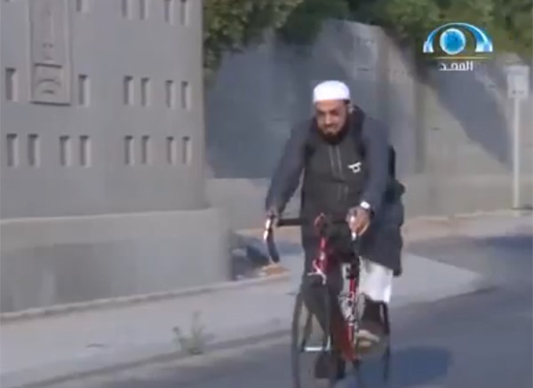بالفيديو.. أكاديمي سعودي يذهب للجامعة بدراجته الهوائية