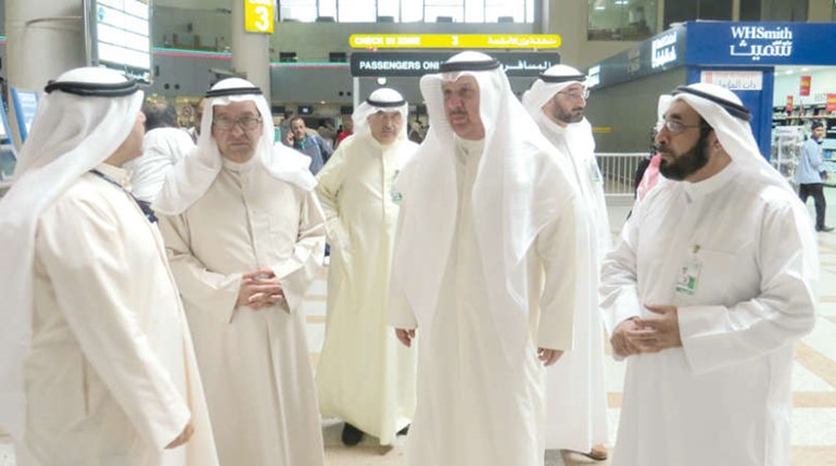 الوزير عيسى الكندري خلال الجولة التفقدية في المطار
