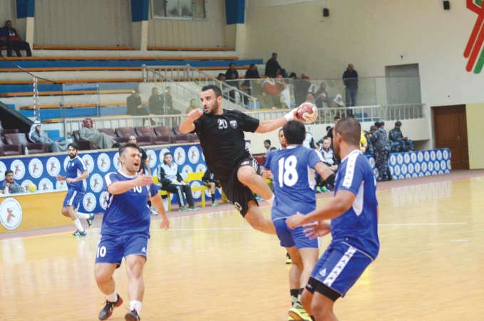 لاعب القرين سعد سالم يصوب على المرمى 