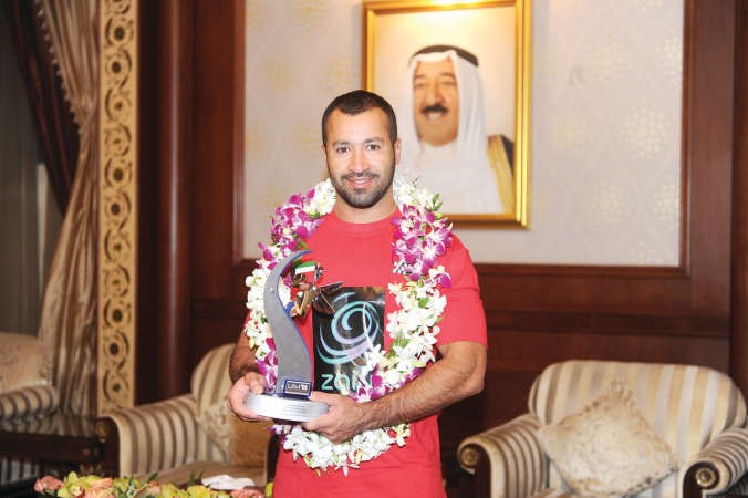 بطل العالم يوسف العبدالرزاق حاملا جائزته