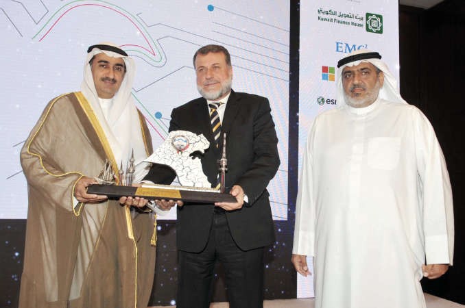ديوسف العلي متسلما درعا تكريمية من الرئيس التنفيذي لشركة ITS نصر البيكاوي وفهد الرشدان﻿