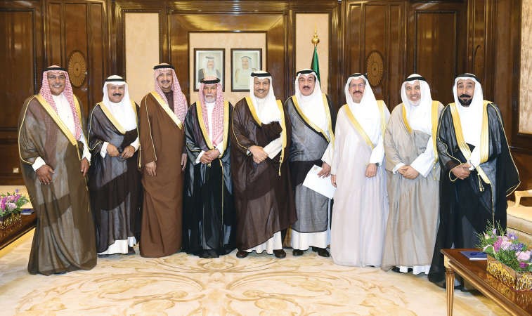 سمو رئيس الوزراء الشيخ جابر المبارك مستقبلا محافظ الجهراء وعددا من الاهالي ﻿