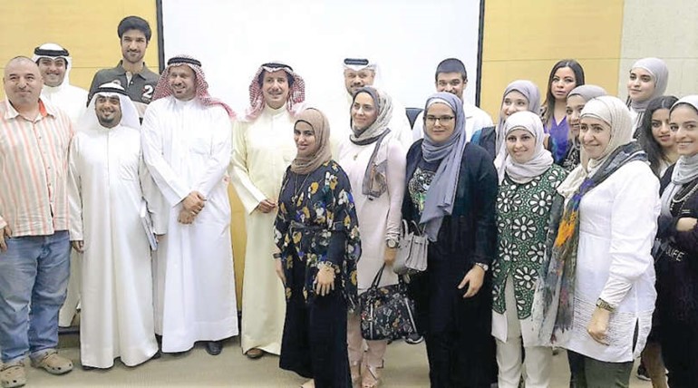 السفير الشيخ عزام الصباح متوسطا عددا من الطلبة الكويتيين الدارسين في البحرين